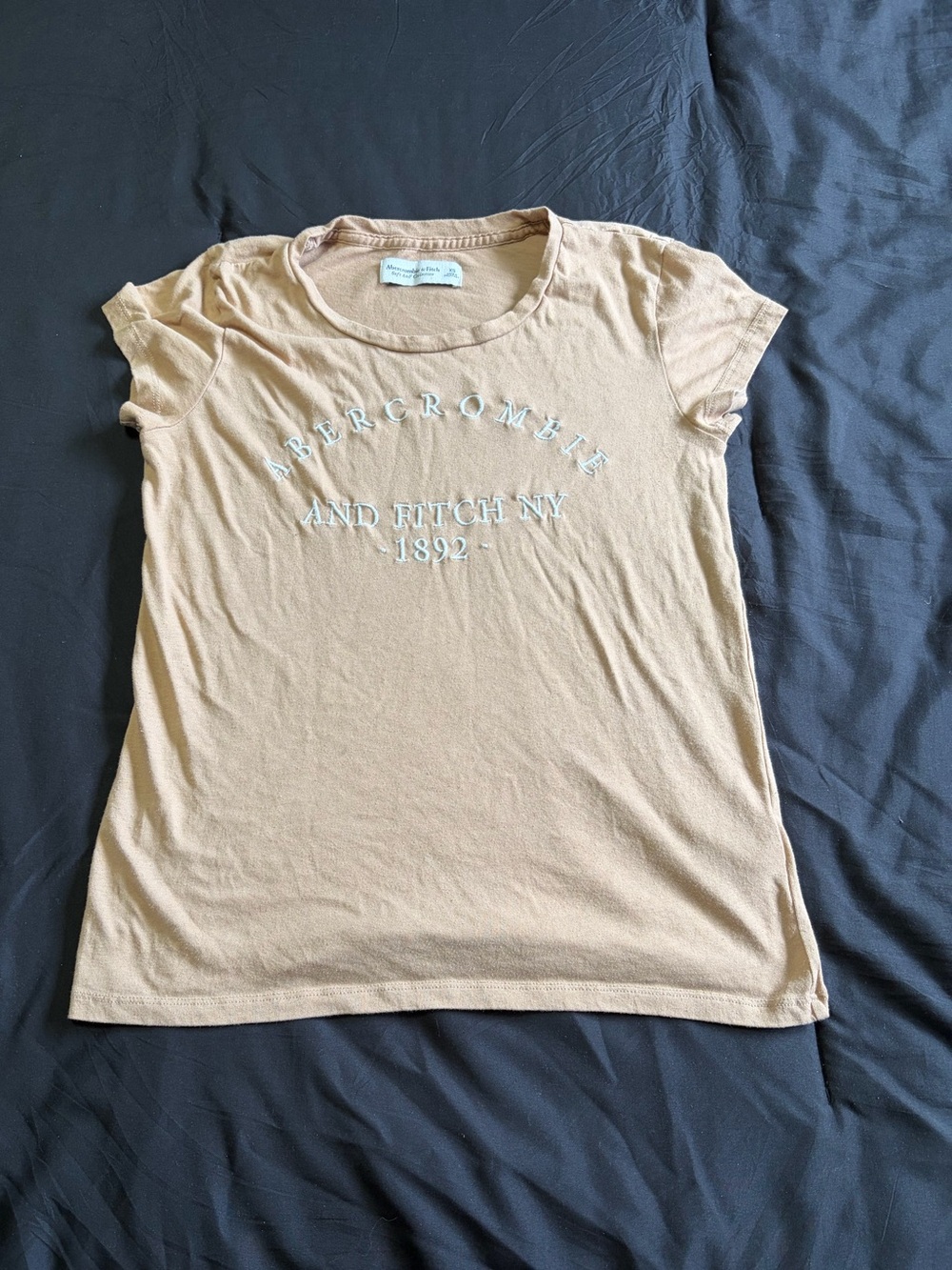 Y2K 2000s style Abercrombie & Fitch tan baby tee with white.Size XS.
